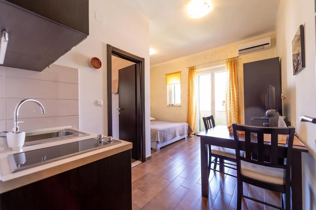 Apartments Naja Split 0*,
