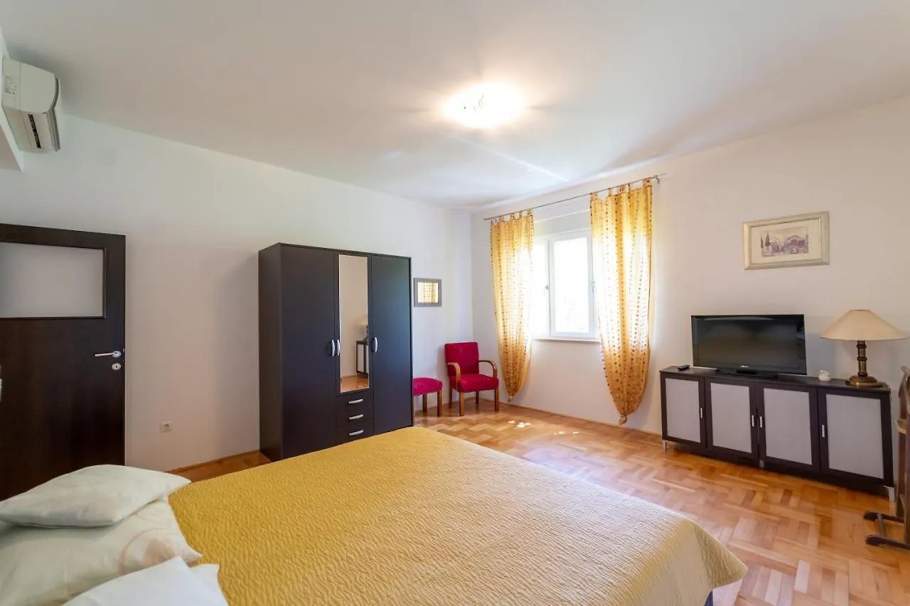 Apartments Naja Split 0*,